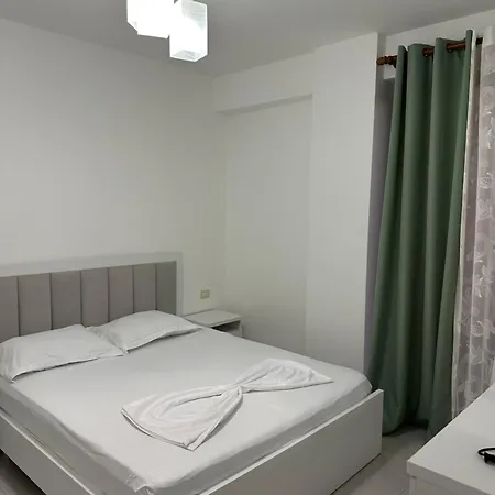 Lezha Apartments アパート *