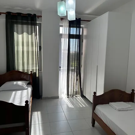 Lezha Apartments アパート *